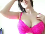 鬼妹忍不住脫下內褲揉乳自摸